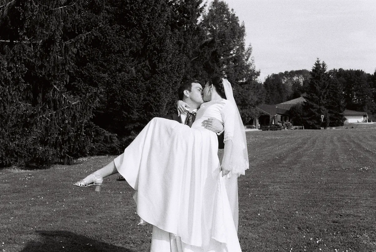 Photo des mariés dans le parc 