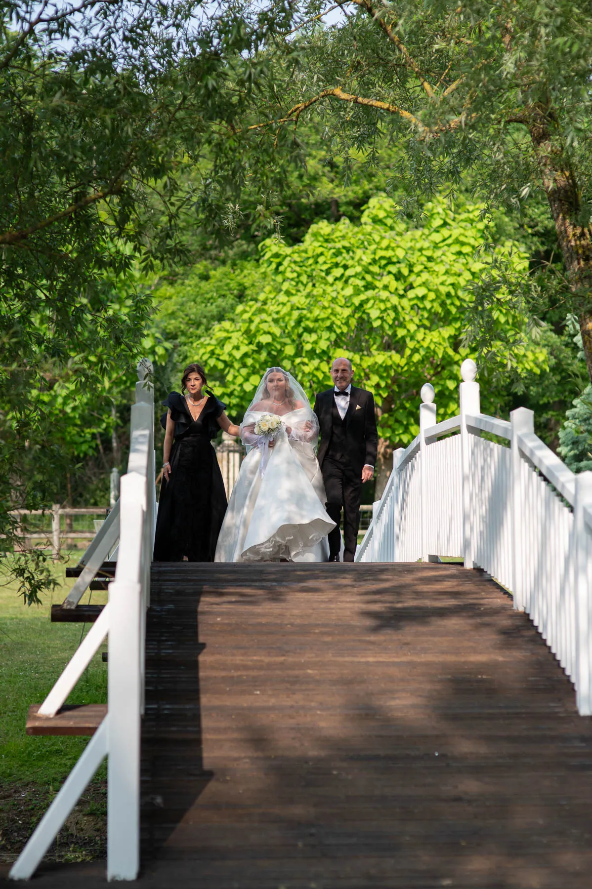 Arrivée de la mariée sur le pont de l'île