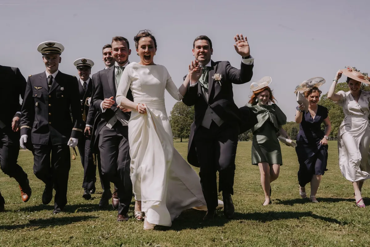 Les maries et leurs invités