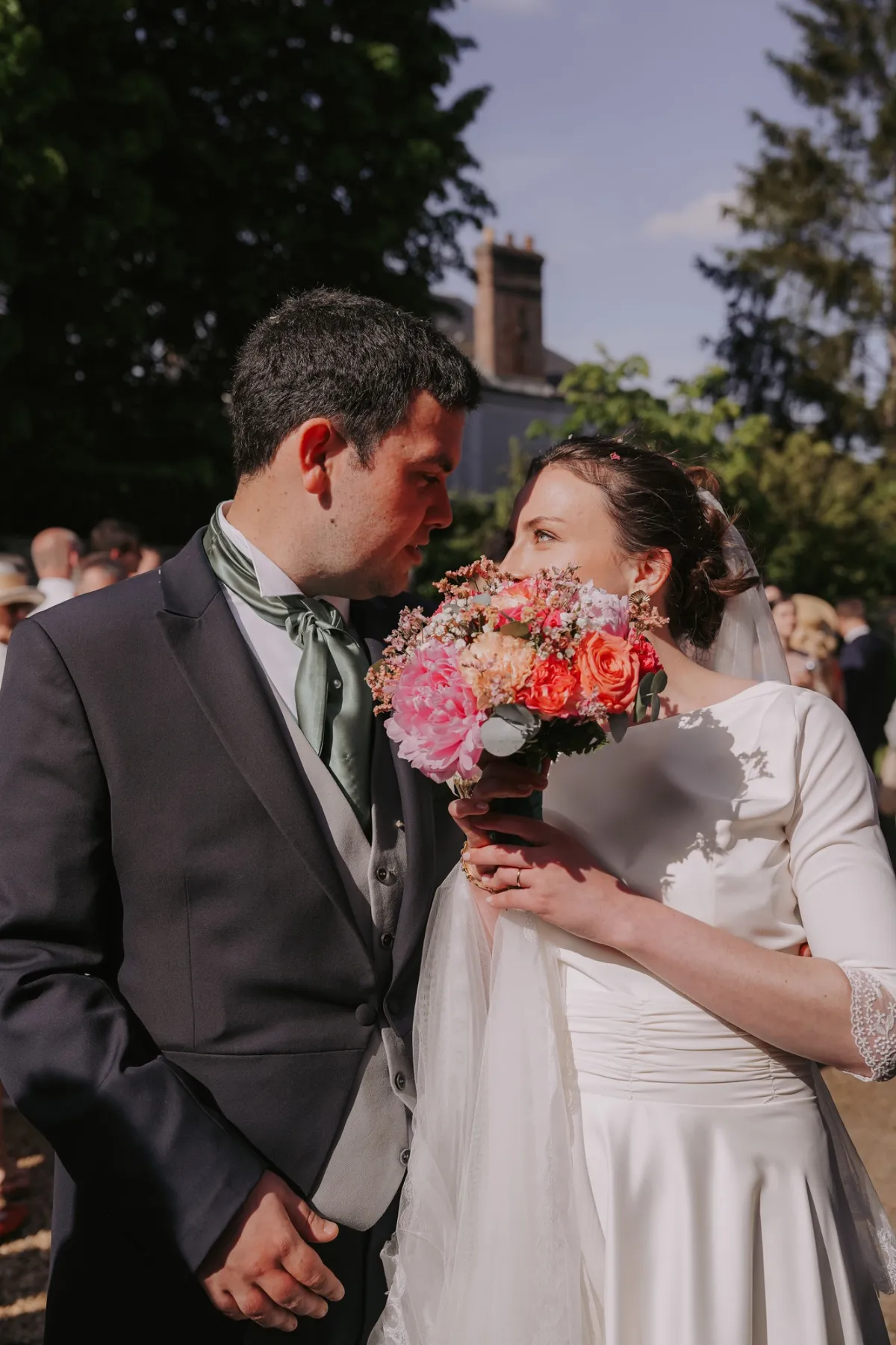 Les mariés et le bouquets